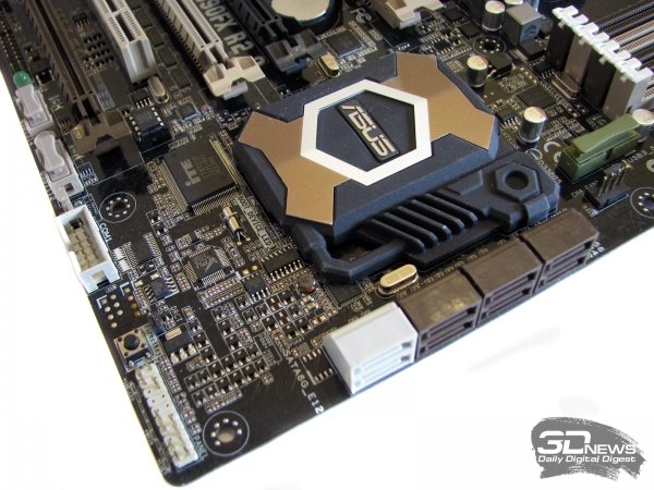  ASUS Sabertooth 990FX угол 