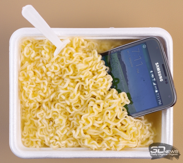  Samsung Galaxy S5 in a liquid 