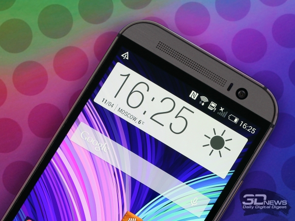  HTC One M8: tiny plastic border between metal body and glass 