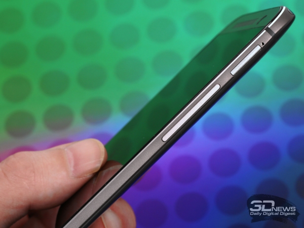  HTC One M8: microSD tray color 