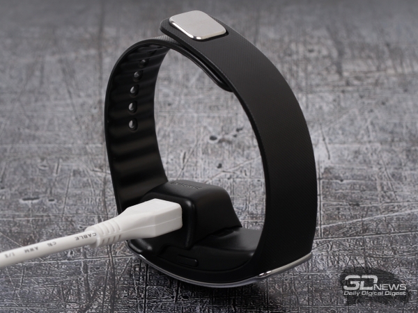  Samsung Galaxy Gear Fit: charging cradle 