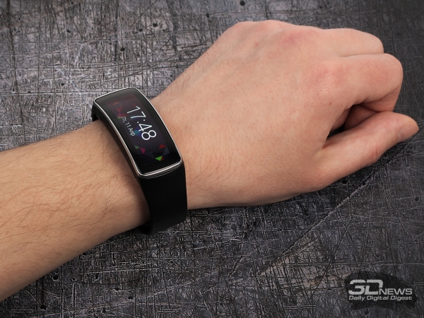  Samsung Galaxy Gear Fit: compact design 