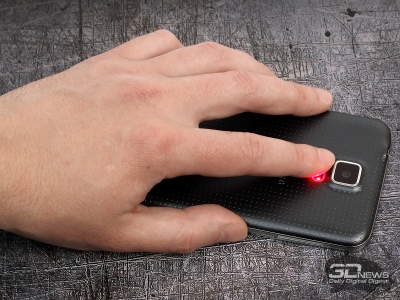  Samsung Galaxy S5: heart rate monitor in action 