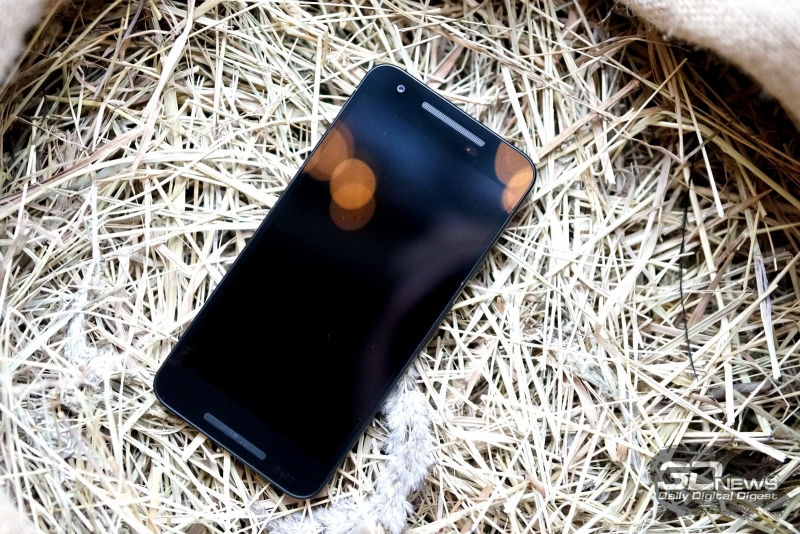  Google Nexus 5X, лицевая панель: сверху и снизу два динамика, над экраном также расположена фронтальная камера и датчики освещения/приближения 