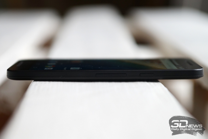  Google Nexus 5X, правое ребро: тут расположены обе аппаратные клавиши 