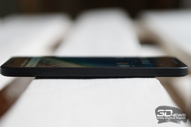  Google Nexus 5X, левое ребро: в него спрятан слот для nanoSIM-карты 