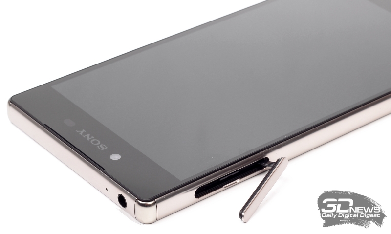 Sony Xperia Z5 Premium – гнезда для «симки» и карточки памяти 