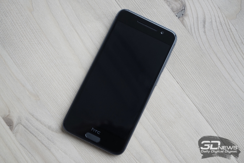  HTC One A9, лицевая панель: сверху динамик, индикатор зарядки и фронтальная камера, снизу клавиша Home 