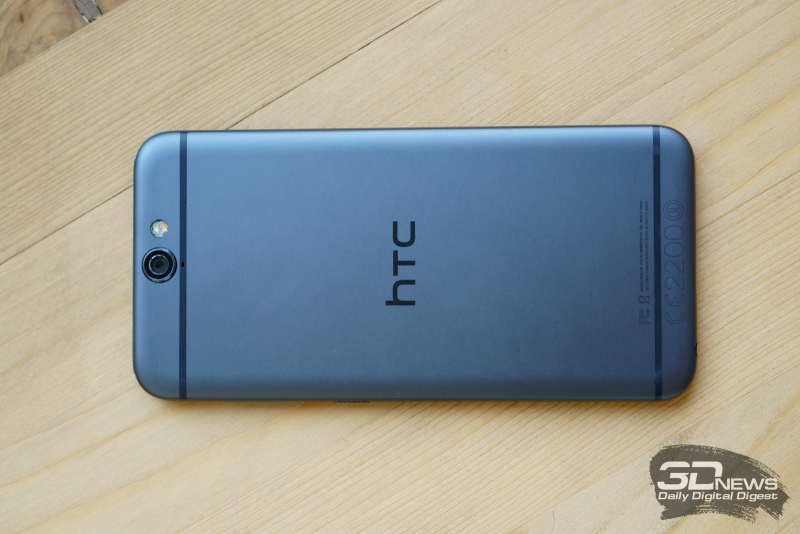  HTC One A9, задняя панель: две полоски разводки антенн, по центру сверху – основная камера с двойной светодиодной вспышкой 