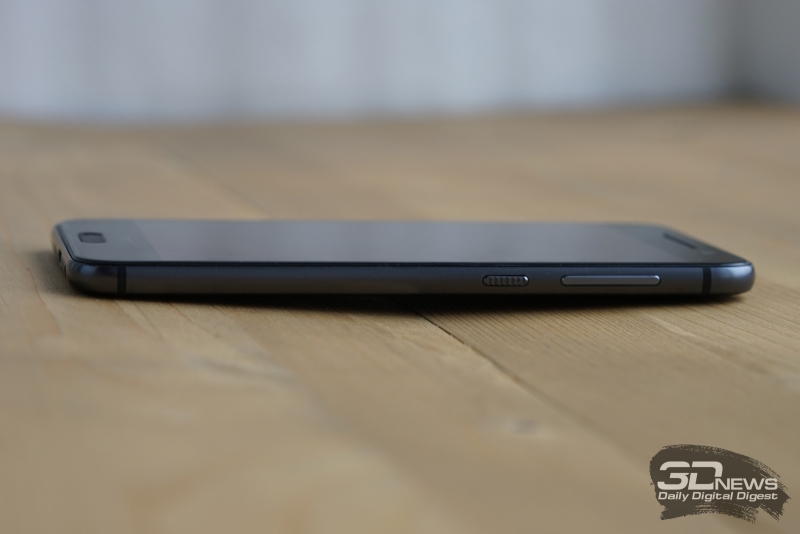  HTC One A9, правое ребро: здесь две клавиши – включения/блокировки и качелька громкости 