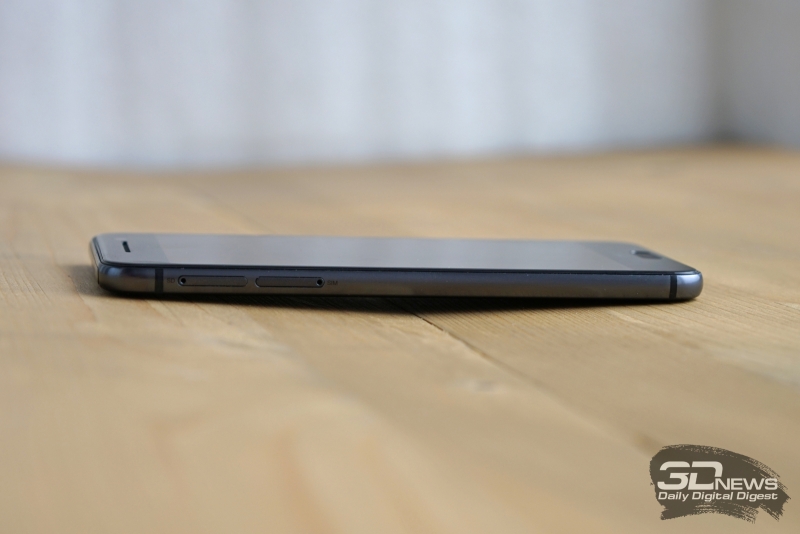  HTC One A9, левое ребро: два слота – для nanoSIM и карты памяти microSD 