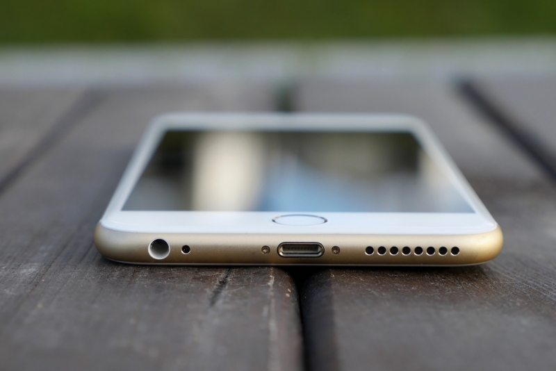  Apple iPhone 6s Plus, нижний торец. Слева направо: миниджек, микрофон, разъем Lightning, основной динамик 