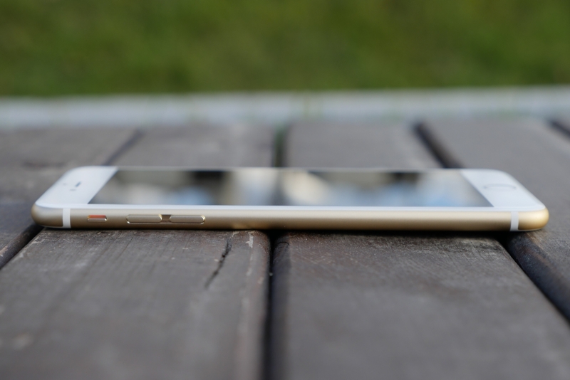  Apple iPhone 6s Plus, левое ребро: две кнопки регулировки громкости и переключатель беззвучного режима/блокировки поворота экрана 